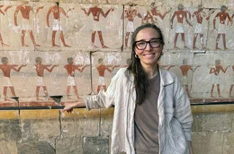 Die polnische &Auml;gyptologin Anastasiia Stupko-Lubczynska untersucht Wandmalereien aus der Kapelle f&uuml;r die m&auml;chtige K&ouml;nigin Hatschepsut, die als m&auml;nnlicher Pharao herrschte.(Hatschepsut Tempel in Luxor, &Auml;gypten, 23.10.2025)