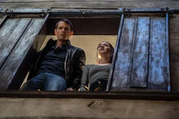 Frank (Joel Kinnaman, l.) muss Ava (Sandra Mae Frank, r.) in einem Katz-und-Maus-Spiel vor einer Bande von M&ouml;rdern verstecken und besch&uuml;tzen.