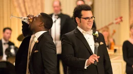 Doug (Josh Gad, r.) &uuml;berrascht die Hochzeitsgesellschaft mit einer ungew&ouml;hnlichen Ansprache, w&auml;hrend Jimmy (Kevin Hart, l.) lieber zum Glas greift.