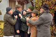 Der Streit um den Feldertausch eskaliert, sodass Stadlbauer und Gschwendtner aneinandergeraten. Von links: Roland Bamberger (Horst Kummeth), Bauer Gschwendtner (Claus Steigenberger), Monika Vogl (Christine Reimer), Benedikt Stadlbauer (Andreas Geiss), Rosi Brunner (Brigitte Walbrun) und Martin Kirchleitner (Hermann Giefer).