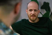 Tobias (Patrick M&uuml;ller) freut sich ehrlich, dass Esma wieder mit beiden Beinen im Leben steht. Links Easy (Lars Steinh&ouml;fel, R&uuml;ckansicht)