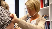 Dr. Esther Bank-Weiss, Internistin, Pneumologin und Sommologin (Schlafmedizinerin), widmet sich zwischen Sprechzimmer und Schlaflabor Patienten und Patientinnen mit Erkrankungen des Lungengewebes, Schnarch-Problemen oder COPD, aber auch alltäglichem wie Allergien, Husten und diverse Infekte. Dr. Esther Bank-Weiss, Internistin, Pneumologin und Sommologin (Schlafmedizinerin), widmet sich zwischen Sprechzimmer und Schlaflabor Patienten und Patientinnen mit Erkrankungen des Lungengewebes, Schnarch-Problemen oder COPD, aber auch alltäglichem wie Allergien, Husten und diverse Infekte.