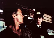 MacGyver (Richard Dean Anderson, l.) überrascht den Zugbegleiter, als er etwas verstecken will. MacGyver (Richard Dean Anderson, l.) überrascht den Zugbegleiter, als er etwas verstecken will.