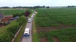 1.000 Busse und 40.000 Teilnehmer: Der "Konvoi der guten Laune" auf dem Midsummer Bulli Festival 2016 auf Fehmarn.