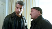 Tarek (Atheer Adel, l.) verläßt sich auf Otto (Florian Martens, r.), der seine Flucht inszeniert. Tarek (Atheer Adel, l.) verläßt sich auf Otto (Florian Martens, r.), der seine Flucht inszeniert.