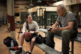 Maggie (Hilary Swank) ist &auml;u&szlig;erst hartn&auml;ckig. Sie will Frankie (Clint Eastwood) unbedingt dazu bringen sie zu trainieren, damit sie professionelle Boxerin werden kann.