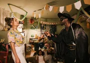 Dawit (Akeem van Flodrop, r.) wünscht sich zu seinem Geburtstag Zweisamkeit und will alleine mit seiner Frau Laura (Sina Martens, l.) feiern. Als Überraschung hat er ein besonderes Outfit besorgt. Doch Laura hat seine Wünsche anders interpretiert und ebenfalls eine Geburtstagsüberraschung organisiert. Dawit (Akeem van Flodrop, r.) wünscht sich zu seinem Geburtstag Zweisamkeit und will alleine mit seiner Frau Laura (Sina Martens, l.) feiern. Als Überraschung hat er ein besonderes Outfit besorgt. Doch Laura hat seine Wünsche anders interpretiert und ebenfalls eine Geburtstagsüberraschung organisiert.