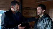 Abbas (Raymond Tarabay, l.) und Junis (Aziz Dyab, r.) besprechen Tareks Übergabe und seinen Verbleib. Abbas (Raymond Tarabay, l.) und Junis (Aziz Dyab, r.) besprechen Tareks Übergabe und seinen Verbleib.
