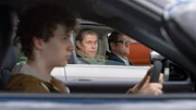 Lars (Ingo Naujoks, r.) und Finn (Sven Martinek, 2.v.r.) verfolgen einen Sportwagen, dessen Fahrer (Nico Ramon Kleemann, l.) augenscheinlich minderj&auml;hrig ist.