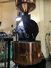 Das Rösten kann so lange dauern, wie der Hersteller möchte. Unterschiedliche Röstzeiten führen zu unterschiedlichen Kaffeearomen - eines der vielen Geheimnisse des Handels, wer und wo auch immer der Röster ist. Das Rösten kann so lange dauern, wie der Hersteller möchte. Unterschiedliche Röstzeiten führen zu unterschiedlichen Kaffeearomen - eines der vielen Geheimnisse des Handels, wer und wo auch immer der Röster ist.