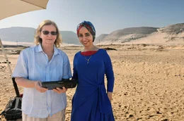 Nahe des Abydos-Tempels: Die &auml;gyptische Neurowissenschaftlerin Radwa Khalil (re.) interessiert sich f&uuml;r das Grab der K&ouml;nigin Meret-Neith, das die deutsche &Auml;gyptologin Christiana K&ouml;hler (li.) mit ausgegraben hat.