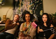 Damit haben Dawits (Akeem van Flodrop) Mutter Lemlem (Dennenesch Zoudé, M.), sein Chef Philipp (Aleksandar Petrovi?, l.) und seine Kollegin Samira (Mai-Duong Kieu, r.) nicht gerechnet. Eigentlich wollten sie Dawit zum Geburtstag überraschen, doch jetzt überrascht er seine Gäste. Dabei offenbart er eine Facette, die sie von ihm nicht kannten. Und vielleicht auch nicht kennenlernen wollten. Damit haben Dawits (Akeem van Flodrop) Mutter Lemlem (Dennenesch Zoudé, M.), sein Chef Philipp (Aleksandar Petrovi?, l.) und seine Kollegin Samira (Mai-Duong Kieu, r.) nicht gerechnet. Eigentlich wollten sie Dawit zum Geburtstag überraschen, doch jetzt überrascht er seine Gäste. Dabei offenbart er eine Facette, die sie von ihm nicht kannten. Und vielleicht auch nicht kennenlernen wollten.