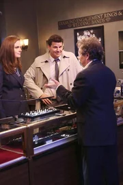 Als Brennan (Emily Deschanel) und Booth (David Boreanaz) im Rahmen ihrer Ermittlungen den Juwelier Oscar Schultz (Curtis Armstrong, r.) aufsuchen, kommt dabei auch ihr eigener Beziehungsstatus zur Sprache. Als Brennan (Emily Deschanel) und Booth (David Boreanaz) im Rahmen ihrer Ermittlungen den Juwelier Oscar Schultz (Curtis Armstrong, r.) aufsuchen, kommt dabei auch ihr eigener Beziehungsstatus zur Sprache.