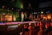 Sommer macht lustig: Stand-up-Comedian Till Reiners moderiert den "ZDF Comedy Sommer".