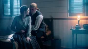 Dem Tod von der Schippe gesprungen: Caitriona Balfe als Claire Fraser, Sam Heughan als Jamie Fraser Dem Tod von der Schippe gesprungen: Caitriona Balfe als Claire Fraser, Sam Heughan als Jamie Fraser