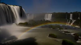 Gischt &uuml;ber den Iguaz&uacute;-Wasserf&auml;llen