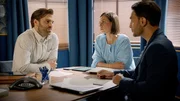 Julian (Onno Bu&szlig;, l.) l&auml;sst Nihat (Timur &Uuml;lker) seine Ablehnung sp&uuml;ren. In der Mitte Matilda (Anna-Katharina Fecher)