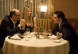 Bei einem gemeinsamen Abendessen macht Michelle (Gwyneth Paltrow) ihren Busenfreund Leonard (Joaquin Phoenix, re.) mit ihrem Liebhaber Ronald (Elias Koteas) bekannt.
