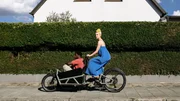 Dawit (Akeem van Flodrop) will sich und den anderen beweisen, dass er es nicht nötig hat, die alten Hemden von Nachbar Lars (Pablo Sprungala) zu tragen. Aus Protest gönnt er sich ein viel zu teures Rennrad! Als seine Frau Laura (Sina Martens) das sieht, steht schnell fest: Das kann Dawit nicht behalten. Sie brauchen ein Rad, das familientauglich ist. Dawit (Akeem van Flodrop) will sich und den anderen beweisen, dass er es nicht nötig hat, die alten Hemden von Nachbar Lars (Pablo Sprungala) zu tragen. Aus Protest gönnt er sich ein viel zu teures Rennrad! Als seine Frau Laura (Sina Martens) das sieht, steht schnell fest: Das kann Dawit nicht behalten. Sie brauchen ein Rad, das familientauglich ist.