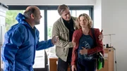 Dr. Strahl (Christoph Tomanek, l.) und Finn (Sven Martinek, M.) k&uuml;mmern sich um Tomke Jennsen (Anjorka Strechel, r.), die beim Anblick der Leiche beinahe ohnm&auml;chtig geworden ist.
