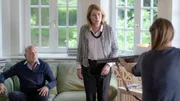 Renate Willenberg (Kirsten Block, M.) ist schockiert, als Klara (Klara Manzel, r.) das Gewehr auf ihren Vater André (Ulrich Gebauer, l.) richtet. Renate Willenberg (Kirsten Block, M.) ist schockiert, als Klara (Klara Manzel, r.) das Gewehr auf ihren Vater André (Ulrich Gebauer, l.) richtet.