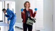 Am Tatort trifft die neue Kommissarin Tomke Jenssen (Anjorka Strechel, M. mit Komparse, l.) ein. Sie soll Schroeter im Team ersetzen, der nach seiner schweren Verletzung in den Ruhestand gegangen ist.