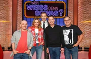 Moderator Kai Pflaume (M.) und seine Rateteam-Kapit&auml;ne Bernhard Ho&euml;cker (l.) und Elton (r.) begr&uuml;&szlig;en in dieser Sendung die Fernsehmoderatorin und S&auml;ngerin Kim Fisher (2.v.l.) und den Schriftsteller Sebastian Fitzek (2.v.r.).