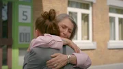 Lucie (Julia Wiedemann, l.) überrascht ihre Stiefmutter Daniela (Berrit Arnold) mit einem besonderen Geschenk. Lucie (Julia Wiedemann, l.) überrascht ihre Stiefmutter Daniela (Berrit Arnold) mit einem besonderen Geschenk.