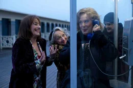 Mit dem n&ouml;tigen Kleingeld ist das Leben wieder lustig. Selbst die sonst stets mies gelaunte Paulette (Bernadette Lafont, 2.v.r.) hat Spa&szlig; auf der Strandpromenade mit ihren Freundinnen Maria (Carmen Maura, l.), Renee (Fran&ccedil;oise Bertin, 2.v.l.) und Lucienne (Dominique Lavanant).
