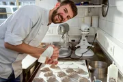 Konditor Gregor Lemmerer bei der Arbeit in seiner Konditorei "Gregors Konditorei" fuer ServusTV's "Heimatleuchten - So schmeckt Wien".