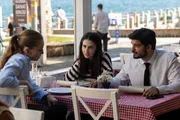 Mehmet (Ethan Kai) stellt Leyla (Dilan Gwyn, M.) Kollegin Ayse (Yasemin Kay Allen) vor. Mehmet (Ethan Kai) stellt Leyla (Dilan Gwyn, M.) Kollegin Ayse (Yasemin Kay Allen) vor.
