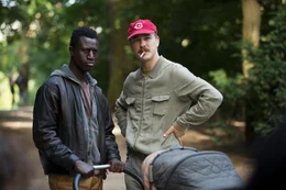 Reinhold (Albrecht Schuch, r.) f&uuml;hrt Francis (Welket Bungu&eacute;, l.) in die Regeln des Drogenhandels im Park ein.