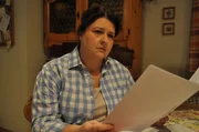 Moni (Christine Reimer) befürchtet, dass der Grundstückstausch mit Gschwendtner üble Folgen haben wird. Moni (Christine Reimer) befürchtet, dass der Grundstückstausch mit Gschwendtner üble Folgen haben wird.