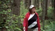 Tiina Neljandik auf einem der von ihr angelegten Wanderstege im Wald von Oandu.