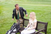 Hubert (Christian Tramitz, im Bild, l.) und Staller (Helmfried von L&uuml;ttichau) finden die Bauunternehmerin Katja Sperlinger (Komparsin) auf dem Golfplatz &ndash; t&ouml;dlich getroffen von einem Golfball.