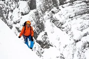 Stephan Siegrist quert ein Eisfeld w&auml;hrend ServusTV&acute;s Eiger Film in der Eiger Nordwand in Grindelwald, Bern, Schweiz 27.07.2022