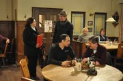 Gschwendtner stellt Moni als Betrügerin dar. Von links: Monika Vogl (Christine Reimer), Bauer Gschwendtner (Claus Steigenberger), Mike Preissinger (Harry Blank), Martin Kirchleitner (Hermann Giefer), Roland Bamberger (Horst Kummeth) und Rosi Brunner (Brigitte Walbrun). Gschwendtner stellt Moni als Betrügerin dar. Von links: Monika Vogl (Christine Reimer), Bauer Gschwendtner (Claus Steigenberger), Mike Preissinger (Harry Blank), Martin Kirchleitner (Hermann Giefer), Roland Bamberger (Horst Kummeth) und Rosi Brunner (Brigitte Walbrun).