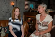 Maren (Eva Mona Rodekirchen, r.) spricht Toni (Olivia Marei) Mut f&uuml;r einen Neuanfang zu.