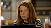 Toni (Olivia Marei) hadert damit, Jessica zu helfen.
