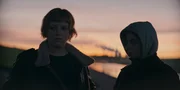 Tessa Vogel (Maeve Metelka, l.) und Elodie Cailleux (Alba Ga&iuml;a Bellugi, r.) m&uuml;ssen untertauchen.