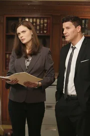 Brennan (Emily Deschanel) und Booth (David Boreanaz) untersuchen den Mord an einem Einwanderer aus Sierra Leone, dessen Leiche in einem Müllfass fast bis zur Unkenntlichkeit in Seife verwandelt wurde. Brennan (Emily Deschanel) und Booth (David Boreanaz) untersuchen den Mord an einem Einwanderer aus Sierra Leone, dessen Leiche in einem Müllfass fast bis zur Unkenntlichkeit in Seife verwandelt wurde.