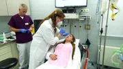 Eine Frau im Einhornkost&uuml;m m&ouml;chte nicht, dass ihr Freund in die Klinik kommt. Was verheimlicht sie ihm?