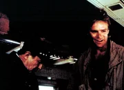 MacGyver (Richard Dean Anderson, r.) hat in letzter Sekunde seinen Zug bekommen. MacGyver (Richard Dean Anderson, r.) hat in letzter Sekunde seinen Zug bekommen.