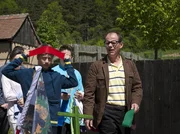 Geschichtslehrer Zech (Olaf Burmeister) ist auf einem historischen Klassenausflug auf den Spuren Napoleons unterwegs. Geschichtslehrer Zech (Olaf Burmeister) ist auf einem historischen Klassenausflug auf den Spuren Napoleons unterwegs.