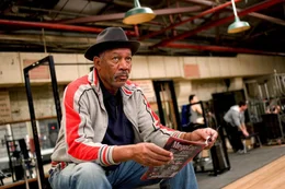 Scrap (Morgan Freeman) arbeitet als Hausmeister. Fr&uuml;her war er selbst Boxer, bis ein schlimmer Unfall sein Leben ver&auml;nderte.