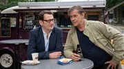 Lars (Ingo Naujoks, l.) und Finn (Sven Martinek, r.) unterhalten sich vor dem Imbisswagen.