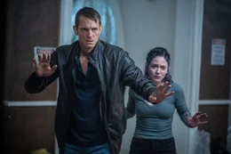 Bei seinem Versuch, die Mordzeugin Ava Fremont (Sandra Mae Frank, r.) zu besch&uuml;tzen, trifft Detective Frank Shaw (Joel Kinnaman, l.) auf einen Verr&auml;ter aus seiner Polizeieinheit.