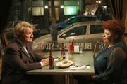 Im Rahmen seiner Recherchen über die Arbeit im Jeffersonian lernt der Filmemacher Andrew Jursic (Dave Thomas) Staatswältin Caroline Julian (Patricia Belcher) kennen, die er sehr sympathisch findet. Im Rahmen seiner Recherchen über die Arbeit im Jeffersonian lernt der Filmemacher Andrew Jursic (Dave Thomas) Staatswältin Caroline Julian (Patricia Belcher) kennen, die er sehr sympathisch findet.