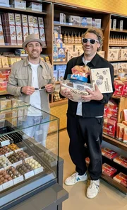 v.li.: Pascal Kitzm&uuml;ller und Karl L&ouml;wenherz posieren f&uuml;r ein Foto