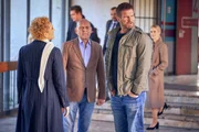 Rose (Ulrich Gebauer), David (Simon Böer, r.) und Melanie (Claudia Hiersche) müssen die Situation mit Konstantins Familie klären. Rose (Ulrich Gebauer), David (Simon Böer, r.) und Melanie (Claudia Hiersche) müssen die Situation mit Konstantins Familie klären.